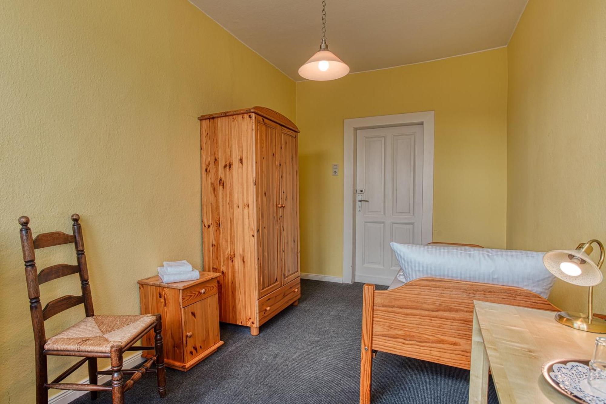 Single Room,1580602061:JPEG